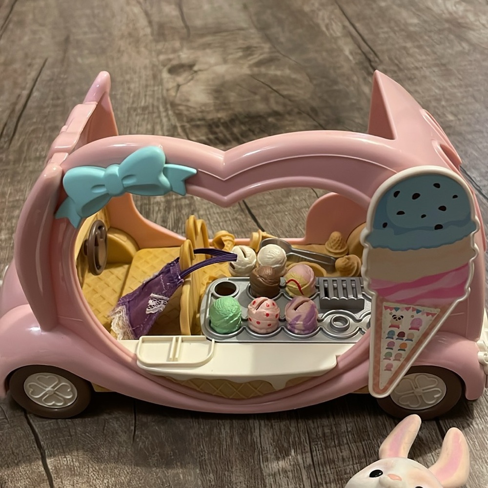 Calico Critter Happy Ice Cream Wagon with Critter Figures - Picture 2 of 5